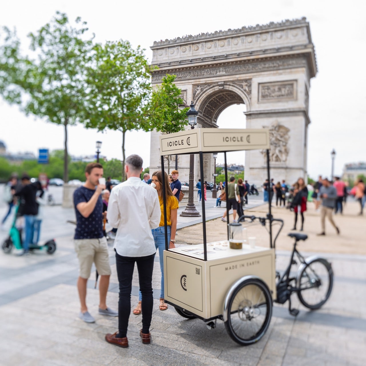 VeloExpo pour la marque de prêt à porter de luxe ICICLE, avenue George V à Paris, France. Animation retail. Campagne drive-to-store avec vélo triporteur personnalisé stop-trottoir. Campagne communication ooh hors-media par activation affichage mobile digital avec vélo triporteur publicitaire street marketing | Velo Expo | Agence Veymont