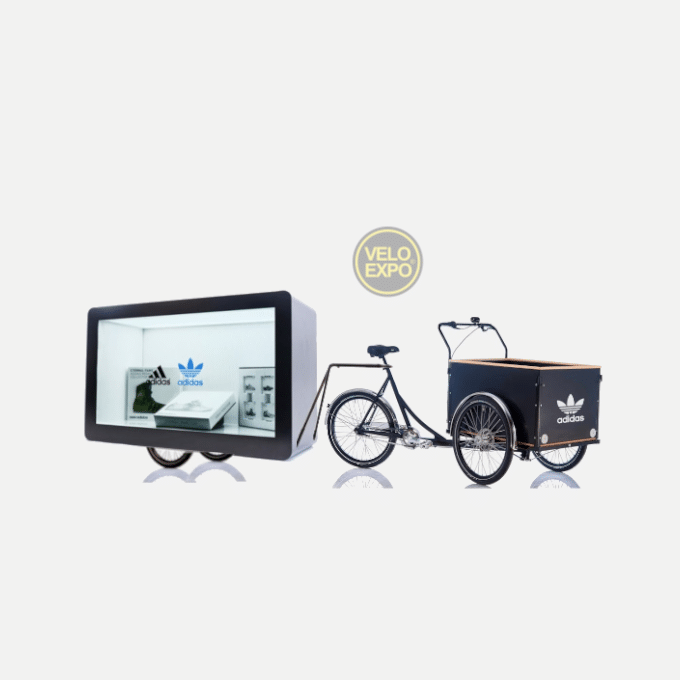 Velo-triporteur-cargo3-vitrine-mobile-eclairee-xxl-animation-distribution-affichage-mobile-ooh-dooh-street-marketing-publicite-cargo-triporteur-classique-ou-assistante-electrique-France - vélo triporteur pour animation à vélo et activation street marketing à vélo publicitaire | Velo Expo