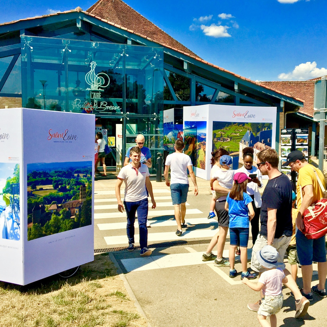 Saône-et-Loire - KubeExpo ou Kube Expo. Affichage événementiel grand format cube. Campagne communication ooh hors-media par activation affichage avec cube publicitaire street marketing | Kube Expo | Agence Veymont-Paris Large