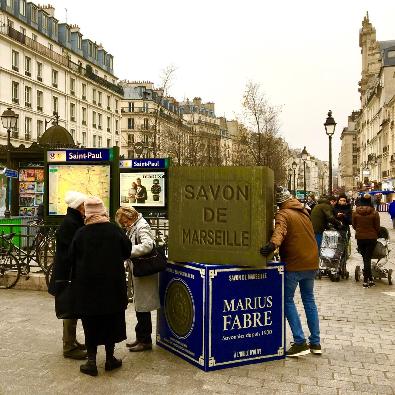 Paris Saint Paul - Marius Fabre - KubeExpo ou Kube Expo. Affichage événementiel grand format cube. Campagne communication ooh hors-media par activation affichage avec cube publicitaire street marketing | Kube Expo | Agence Veymont