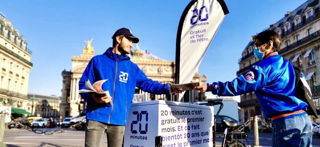 Veymont - KubeExpo - L001 - Paris Opera Garnier - distribution a velo du journal 20 Minutes - affichage mobile - street marketing - communication ooh - kubexpo cube expo Large