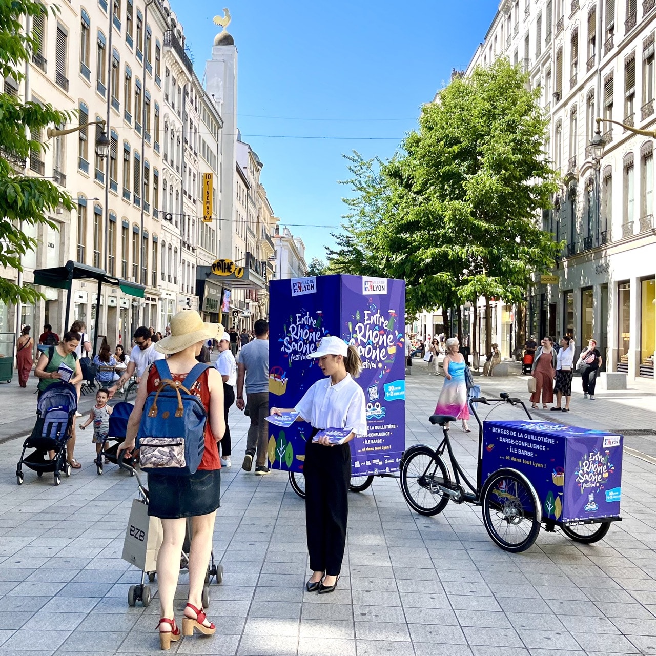 Pour la Ville de Lyon à Lyon campagne communication ooh hors-media par activation affichage mobile digital avec vélo triporteur publicitaire street marketing | Velo Expo | Agence Veymont