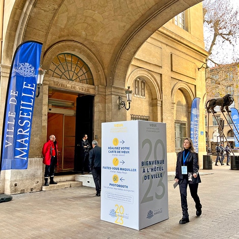 KubeExpo ou Kube Expo affichage événementiel sur le Vieux Port à Marseille, à l'occasion des Voeux du Maire de Marseille. Affichage événementiel grand format. Campagne communication ooh hors-media par activation affichage avec cube publicitaire street marketing | Kube Expo | Agence Veymont