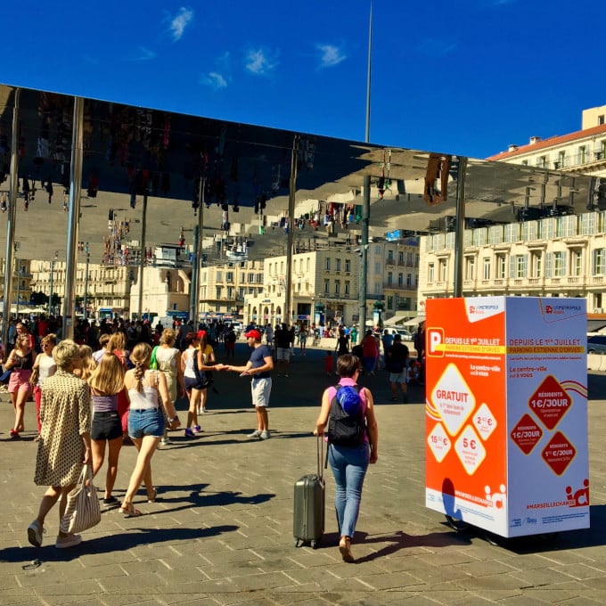 KubeExpo ou Kube Expo pour la Ville de Marseille sur le Vieux Port à Marseille. Affichage événementiel grand format cube. Campagne communication ooh hors-media par activation affichage avec cube publicitaire street marketing | Kube Expo | Agence Veymont