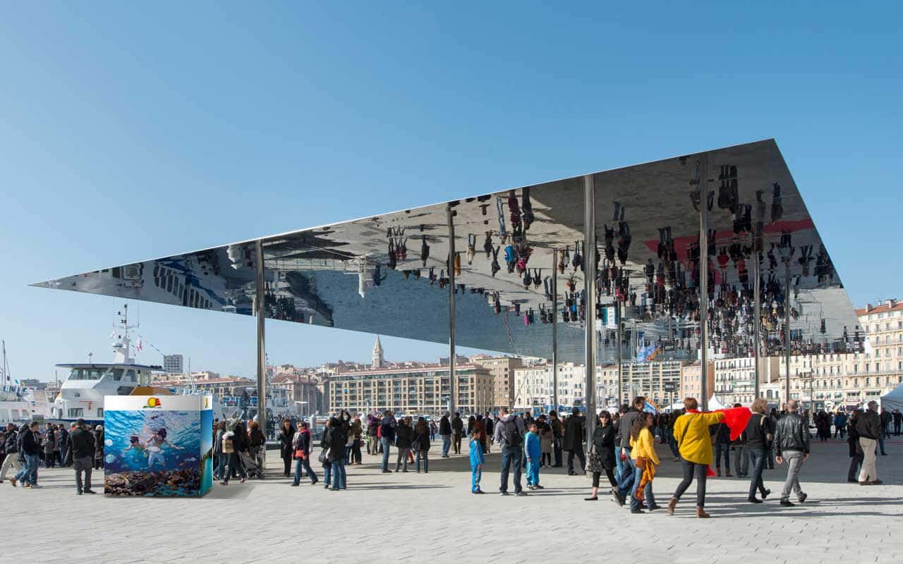 KubeExpo ou Kube Expo Vieux Port à Marseille. Affichage événementiel grand format cube. Campagne communication ooh hors-media par activation affichage avec cube publicitaire street marketing | Kube Expo | Agence Veymont