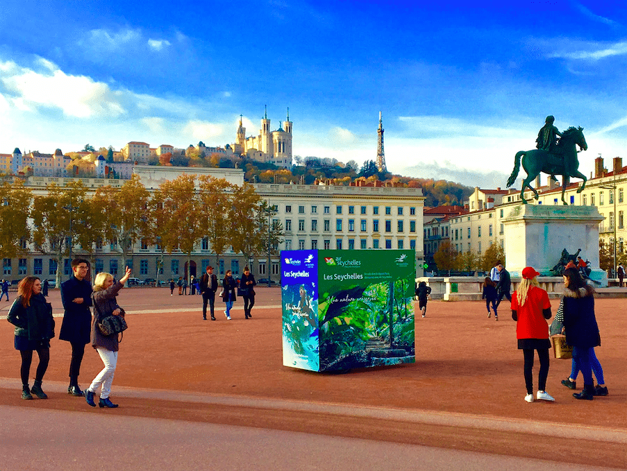 KubeExpo ou Kube Expo pour l'Office de Tourisme des Seychelles à Lyon place Bellecour. Affichage événementiel grand format. Campagne communication ooh hors-media par activation affichage avec cube publicitaire street marketing | Kube Expo | Agence Veymont