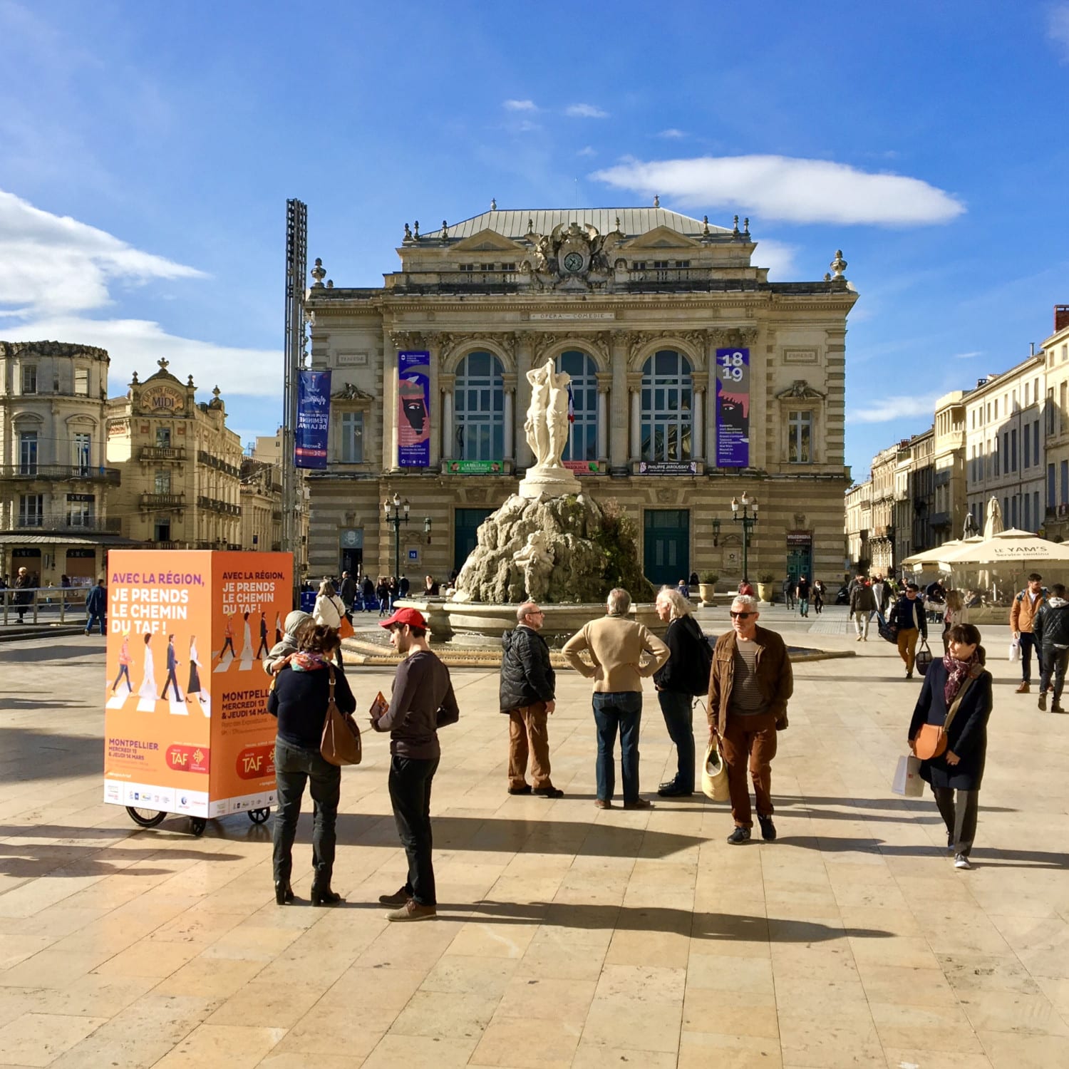 KubeExpo ou Kube Expo pour la Région Occitanie / Pyrénées-Méditerranée à Montpellier, place de la Comédie. Affichage événementiel mobile et distribution street marketing de documents. Campagne communication ooh hors-media par activation affichage avec cube publicitaire street marketing | Kube Expo | Agence Veymont