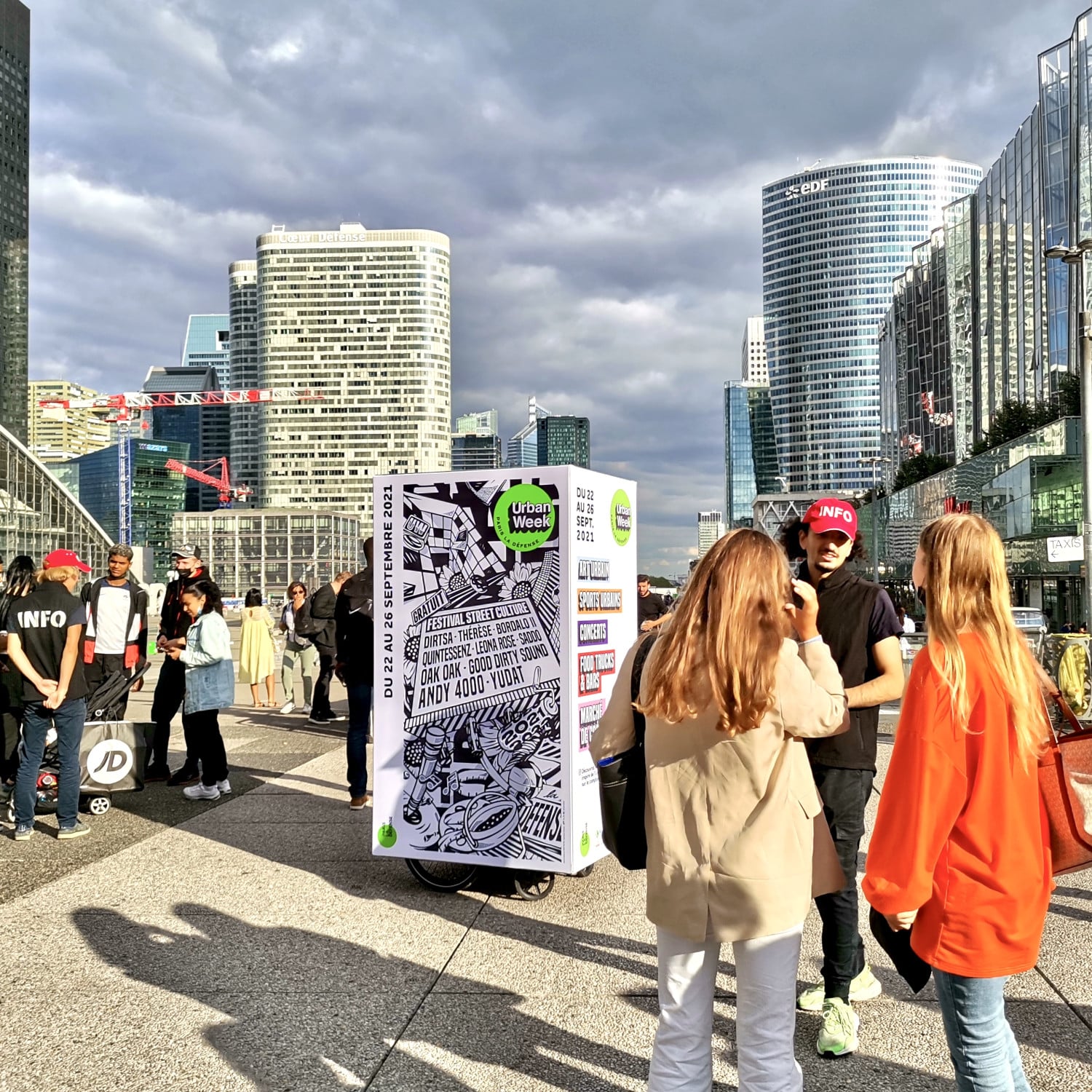 KubeExpo - C044 - Paris La Defense - Urban Week Paris La Défense - Office de Tourisme du Tirol - affichage mobile - street marketing - communication ooh - kubexpo cube expo