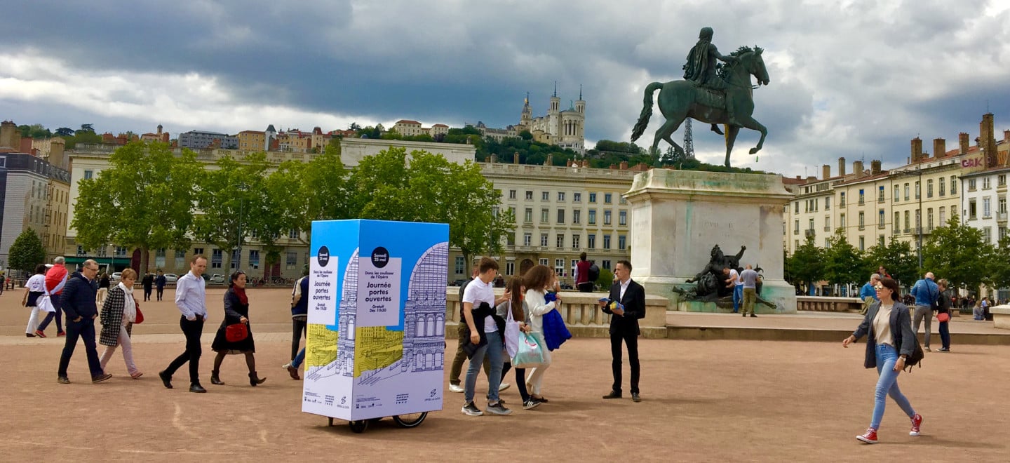 KubeExpo ou Kube Expo pour l'Opéra de Lyon à Lyon place Bellecour. Affichage événementiel grand format. Campagne communication ooh hors-media par activation affichage avec cube publicitaire street marketing | Kube Expo | Agence Veymont