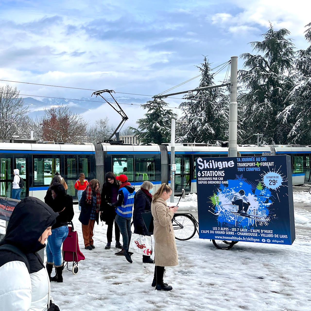 Campus Universitaire Grenoble. Velo Expo VFD TransAltitude à Grenoble France. Affichage mobile, animation drive-to-web, distribution de flyers avec vélo triporteur et remorque affichage mobile cube grand format. Campagne communication ooh hors-media par activation affichage mobile digital avec vélo triporteur publicitaire street marketing | Velo Expo | Agence Veymont