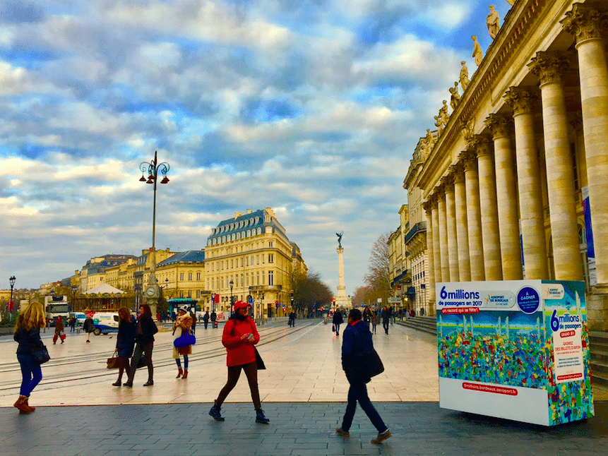 KubeExpo ou Kube Expo pour l'Aéroport de Bordeaux. Bordeaux place de la Comédie. Affichage événementiel grand format. Campagne communication ooh hors-media par activation affichage avec cube publicitaire street marketing | Kube Expo | Agence Veymont