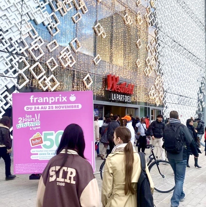 VeloExpo Franprix à Lyon. Campagne RentreePrixEnBaisse. Affichage mobile sur remorque vélo biface et grand format. Campagne communication ooh hors-media par activation affichage mobile digital avec vélo triporteur publicitaire street marketing | Velo Expo | Agence Veymont