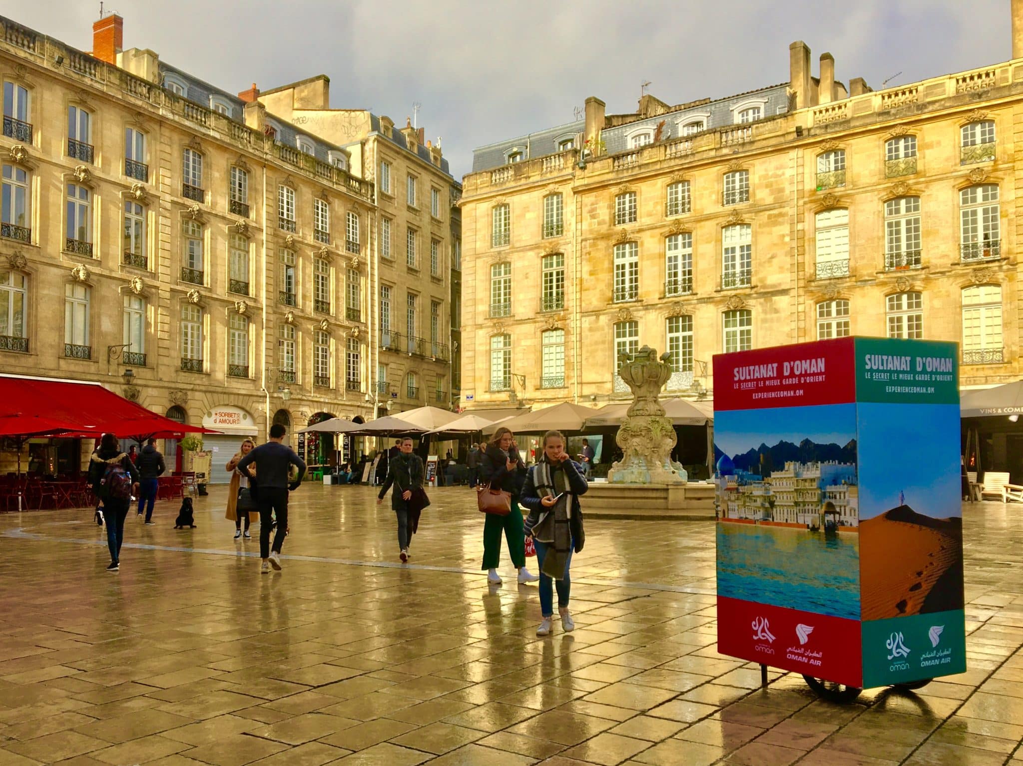 Bordeaux. KubeExpo ou Kube Expo pour l'Office National du Tourisme du Sultanat d'Oman. Affichage événementiel grand format et distribution street marketing de magazines. Campagne communication ooh hors-media par activation affichage avec cube publicitaire street marketing | Kube Expo | Agence Veymont