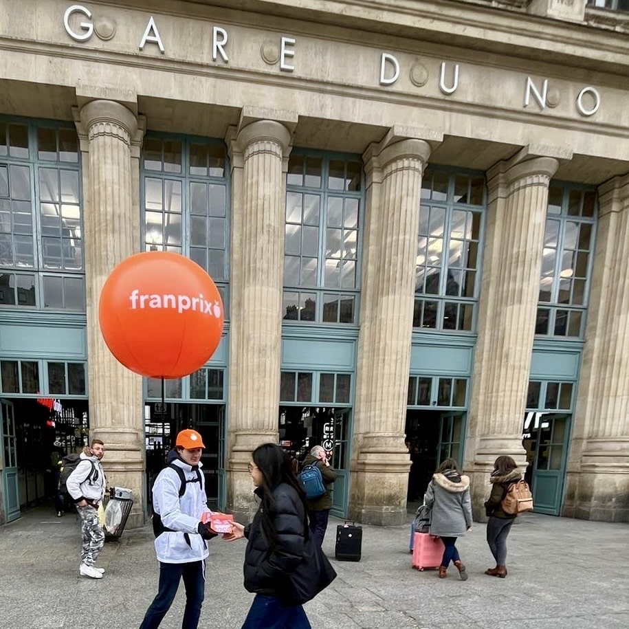 Animation street marketing ballons géants publicitaires Franprix. Campagne nationale. Photo prise à Paris gare du Nord. Campagne communication ooh hors-media par activation street marketing | QualityStreetMarketing | Agence Veymont