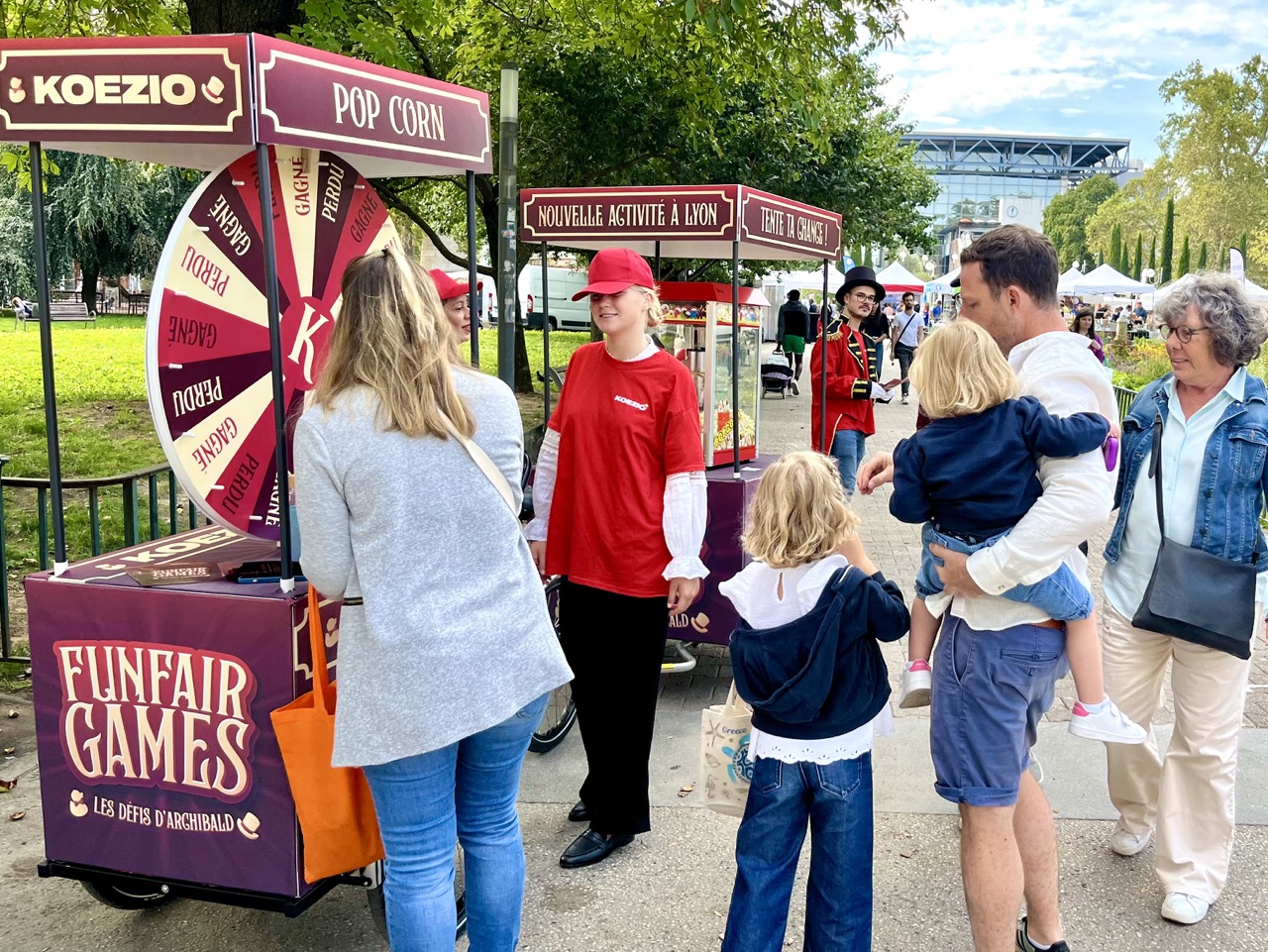 Stand Koezio à Lyon Place Carnot. Campagne communication ooh hors-media par activation avec stand publicitaire street marketing | QualityStreetMarketing | Agence Veymont