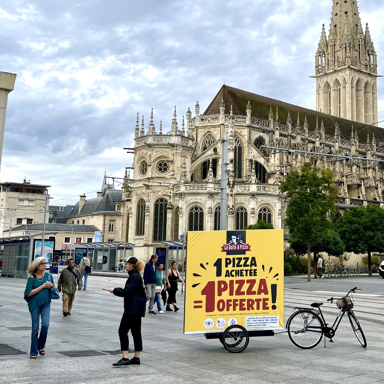 Velo-affiche-bike-pour-La-Boite-a-Pizza-à-Caen-affichage-mobile-velo-animation-coupons-campagne-communication-ooh-hors-media-publicitaire-street-marketing-Veymont