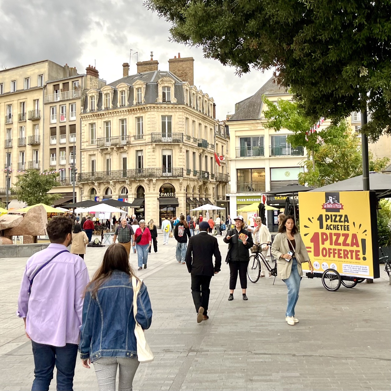 Velo-affiche-bike-pour-La-Boite-a-Pizza-à-Caen-affichage-mobile-velo-animation-coupons-campagne-communication-ooh-hors-media-publicitaire-street-marketing-Veymont