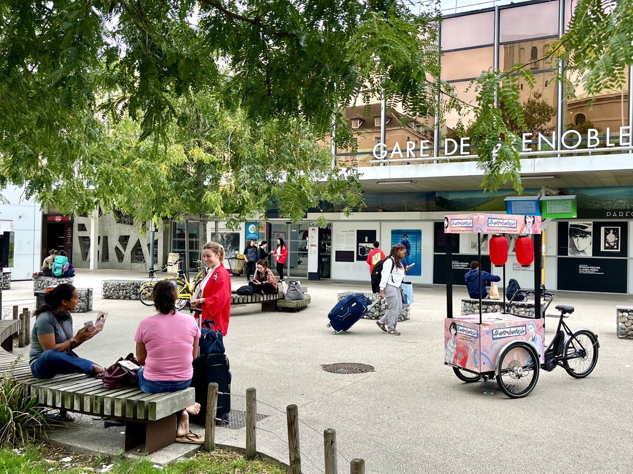 Grenoble. Velo Expo KI-00N. Campagne de communication et promotion de Akane-banashi par la distribution d'échantillons avec vélo publicitaire triporteur personnalisés. Campagne communication ooh hors-media par activation affichage mobile digital avec vélo triporteur publicitaire street marketing | Velo Expo | Agence Veymont