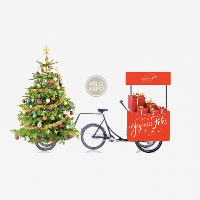 Vélo Fêtes de fin d'année. Description du modèle Vélo triporteur avec grande remorque de démonstration et partie accueil à l’avant. La remorque permet de transporter et montrer de grands objets, ici un sapin de Noël.