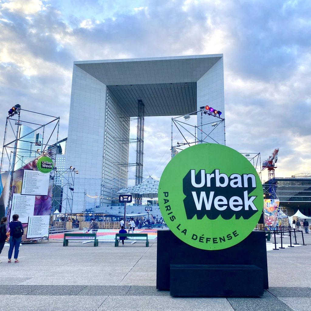 Veymont pour Urban Week Paris La Défense. Logo géant, type grosses lettres, gros mots. Affichage événementiel grand format. Campagne communication ooh hors-media par activation affichage publicitaire événementiel | Agence Veymont