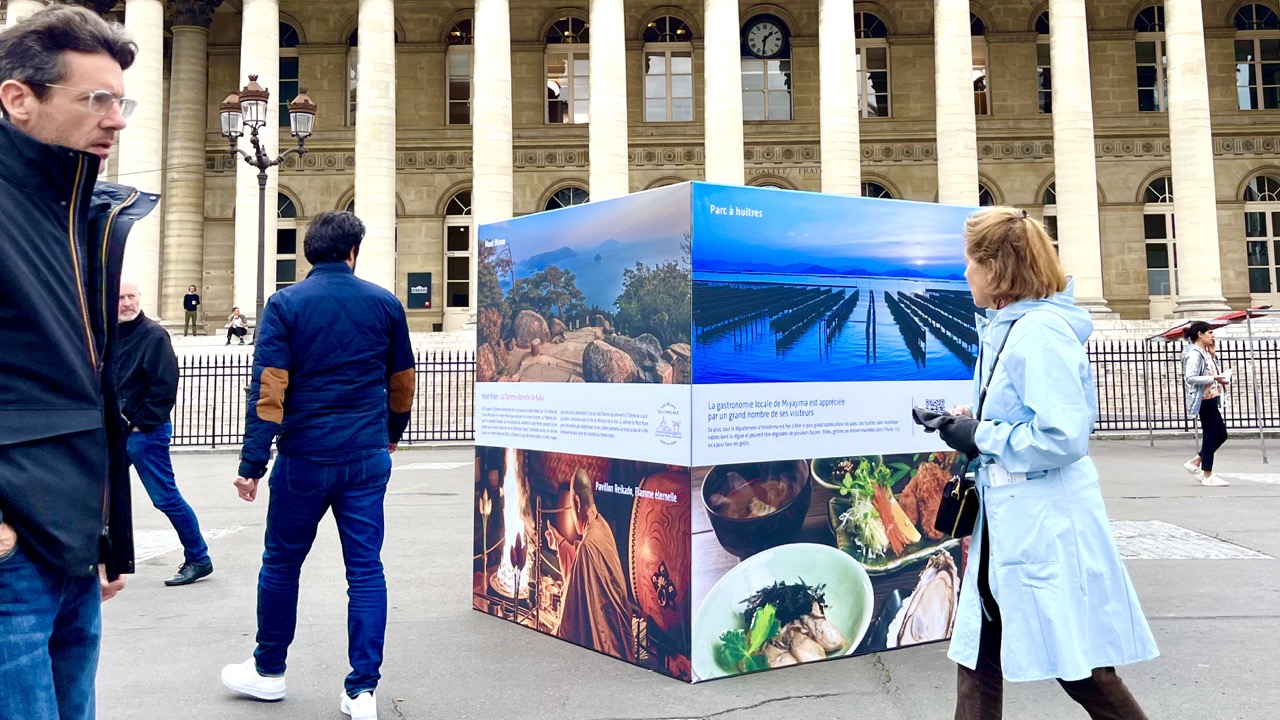 Kube Expo pour l'Office National du Tourisme du Japon place de la Bourse à Paris France. Affichage grand format Paris. Campagne communication ooh hors-media | Kube Expo | Agence Veymont