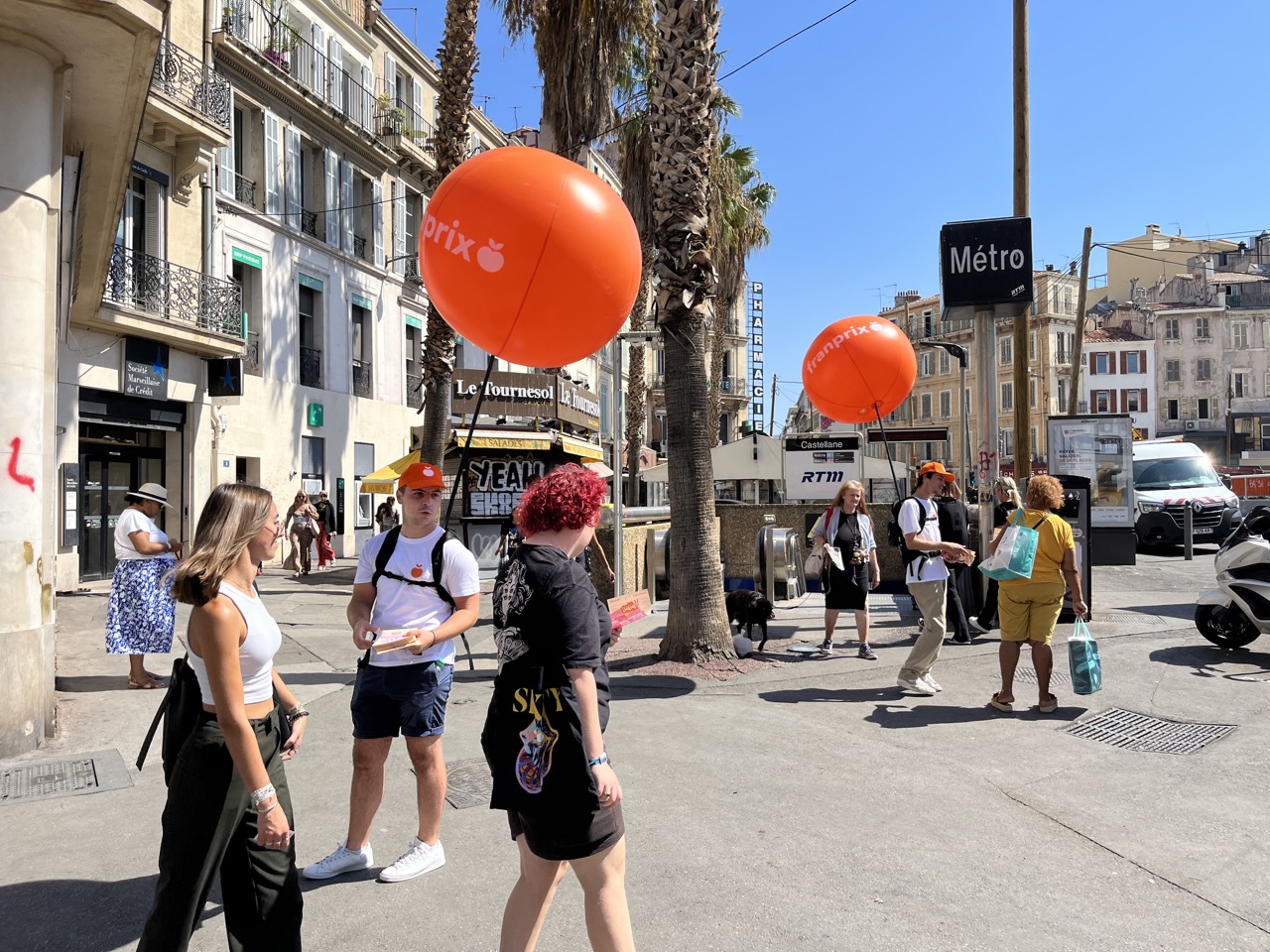 QualityStreetMarketing pour Franprix, place Castellane à Marseille. Campagne de communication street marketing avec ballon géant publicitaire  | QualityStreetMarketing | Agence Veymont