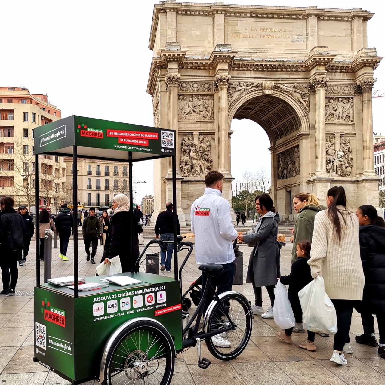 Velo Expo pour Canal+ à Marseille. Porte d'Aix. Campagne de communication street marketing avec vélo triporteur publicitaire  | Velo Expo | Agence Veymont